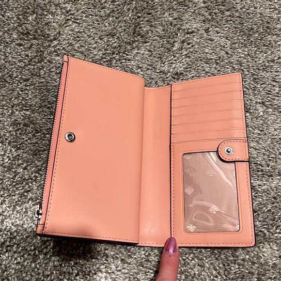 Kate Spade Wallet. - Picture 3 of 5